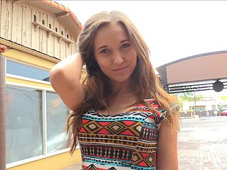 Ronda-culo jovencita siempre está listo para que el grain brush su coño!
