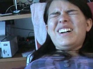 Zuzinka mendapat vaginanya fingerfucked melalui leggins