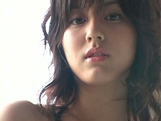 Allettante giapponese babe yumi sugimoto posa su una spiaggia che mostra il suo corpo magro