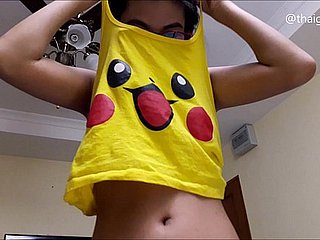 Asyalı genç camgirl 'onu becerirken ne yapacaksın?' Diye sorar, çıplak şeritler