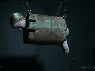 Adolescent blonde salope Alice kidnappé et abusé dans un cachot