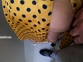 Le mari aime voir un homme inconnu flood toucher le grand cul de sa femme dans des lieux publics comme les trains de métro et les school