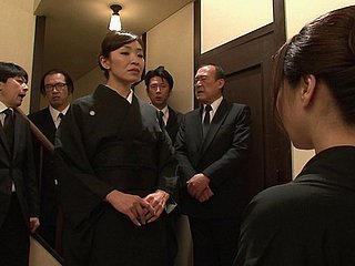 Beijando e batendo uma linda gata japonesa yu kawakami