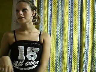 Adolescente tedesco sottile e attraente si fa piacere a rasarsi