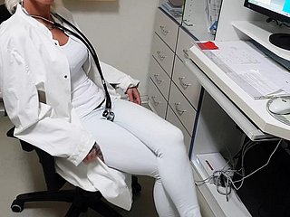 Doktor onu çalışmasında baştan çıkarır