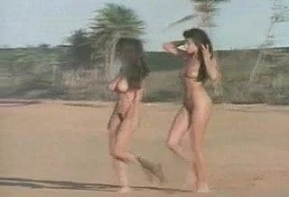 Два нудистских пляжных малышки