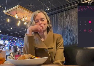 Publiczna zabawa w szatni i restauracji z bujnym zdalnym wibratorem