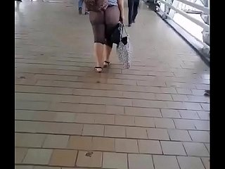 Chińska dziewczyna pokazująca swój tyłek