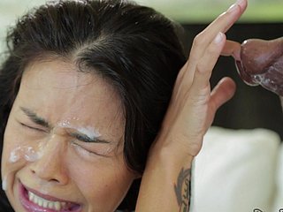 Dana Vespoli geme durante un violento dicking interrazziale sul letto