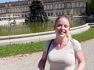 Publiczna dziwka! Koronowana królowa w zamku Herrenchiemsee z fontanną spermy!