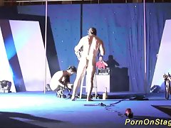pazzo spettacolo spillo good-luck piece sul palco
