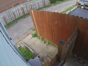 Orang yang tidak dikenali Pees (Nest Cam menangkap wanita pissing Columbus, Ohio)