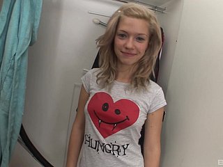 Die durstige tow-haired Teen-Schlampe Bibi Noel braucht Sperma at hand ihrem nuttigen Mund