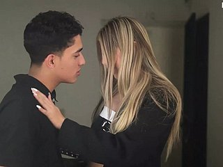 Я встречаю своего бывшего одноклассника, и мы страстно трахаемся - Niputanisantaclub