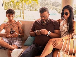 زوجة الأب الوقحة تمارس الجنس مع ابن زوجها بينما يخرج زوجها للرد على مكالمة