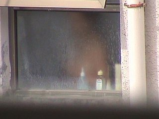 Diintip dari balkon, payudara yang kaya
