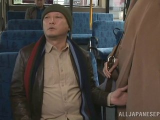 Fancy cougar habillé donnant beaucoup un gars branlette captivant dans le bus beldam réalité