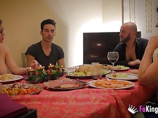 Bir bükülme hacmiyle Noel aile yemeği
