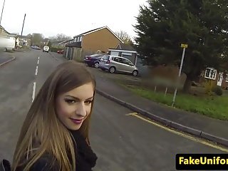 UK Schlampe saugt Hahn vor Offizieren far Polizeiauto