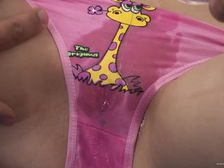 Dishevelled jalang menghisap batang dan mendapat fucked dalam pussy basah