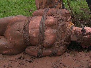 Ausreichend dunkle behaarte Dirne Rollen im Schlamm unter Anleitung von Horn Master